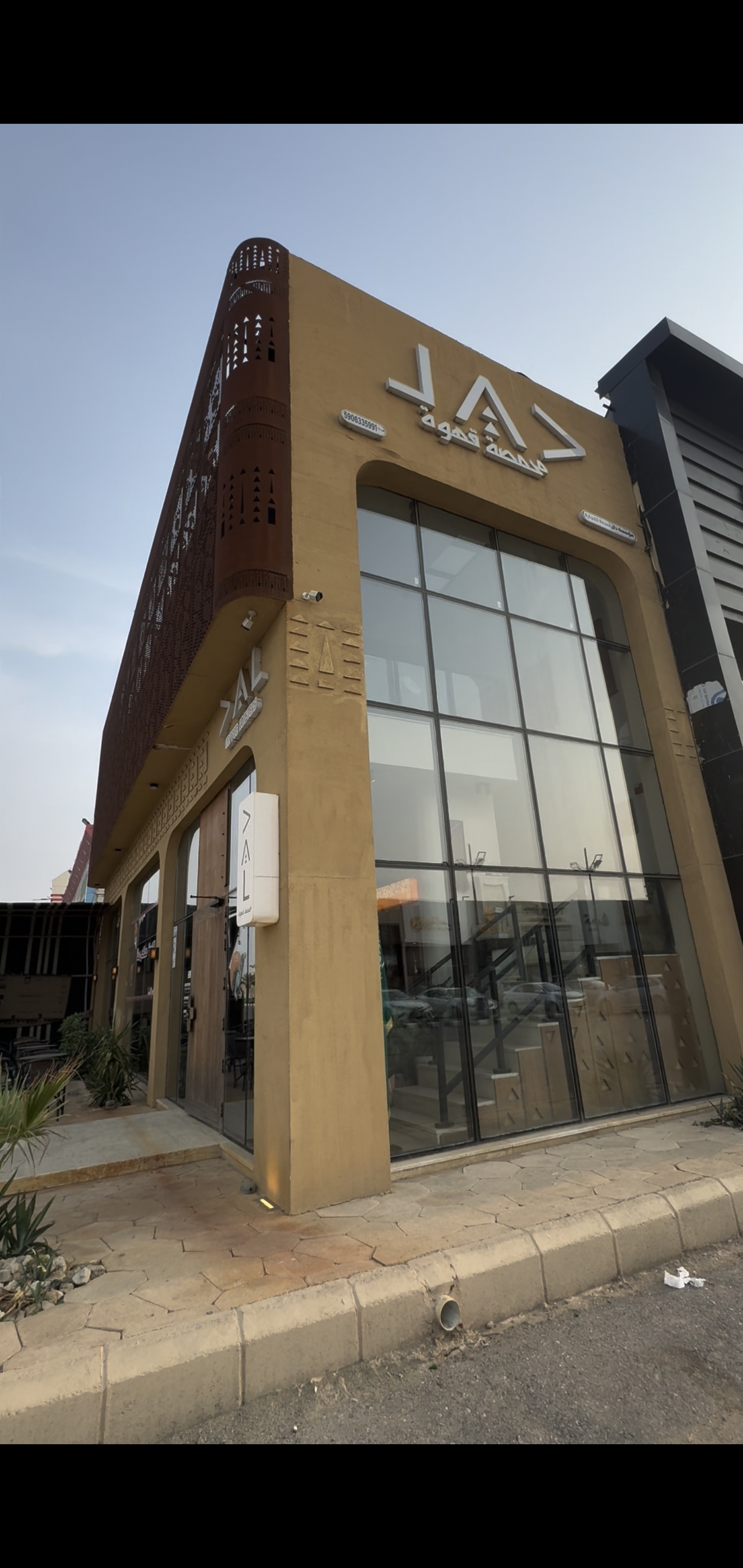 واجهة زجاجية شفافة